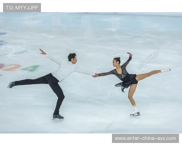 花滑双人组完美托举:凝聚力量与艺术的极致瞬间 花滑双人组完美托举:凝聚力量与艺术的极致瞬间