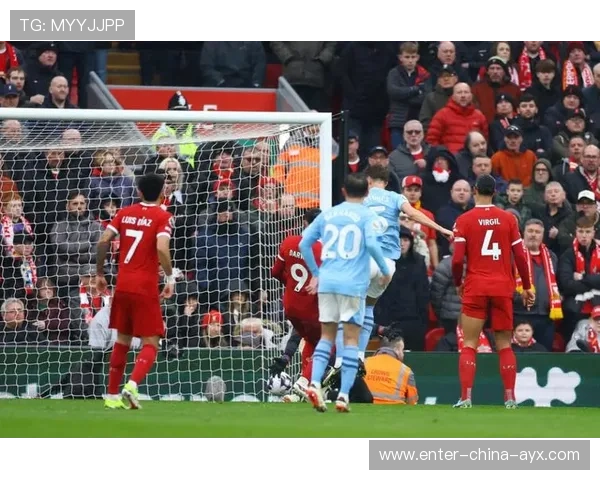 曼城边路倒三角传递制造空档频繁 曼城边路倒三角传递制造空档频繁