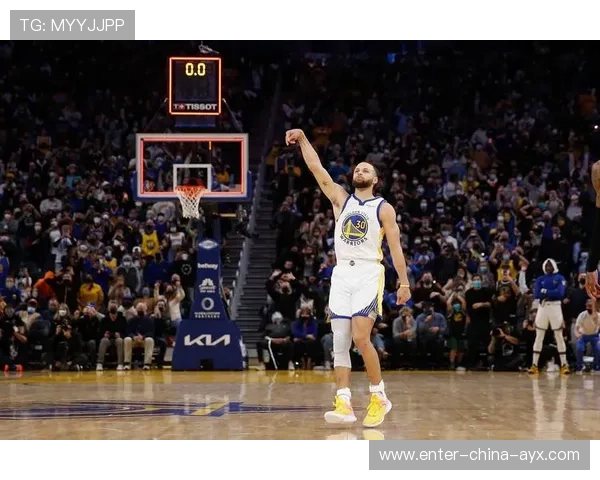 库里远投如神,勇士将胜利稳稳收入囊中 库里远投如神,勇士将胜利稳稳收入囊中